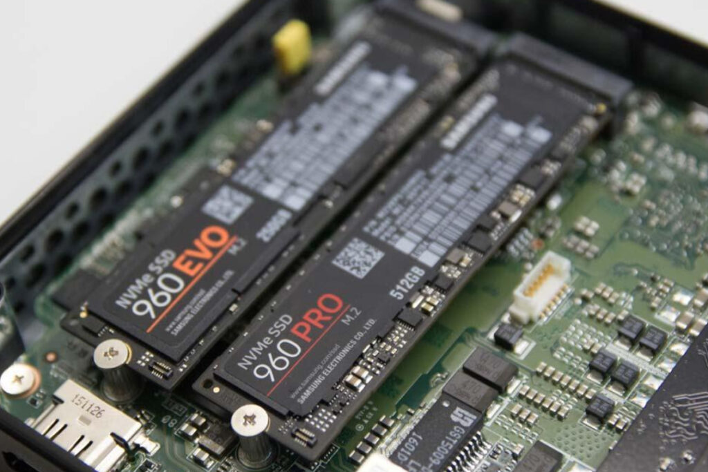 środek komputera na którym widać dwa dyski SSD umieszczone obok siebie. 