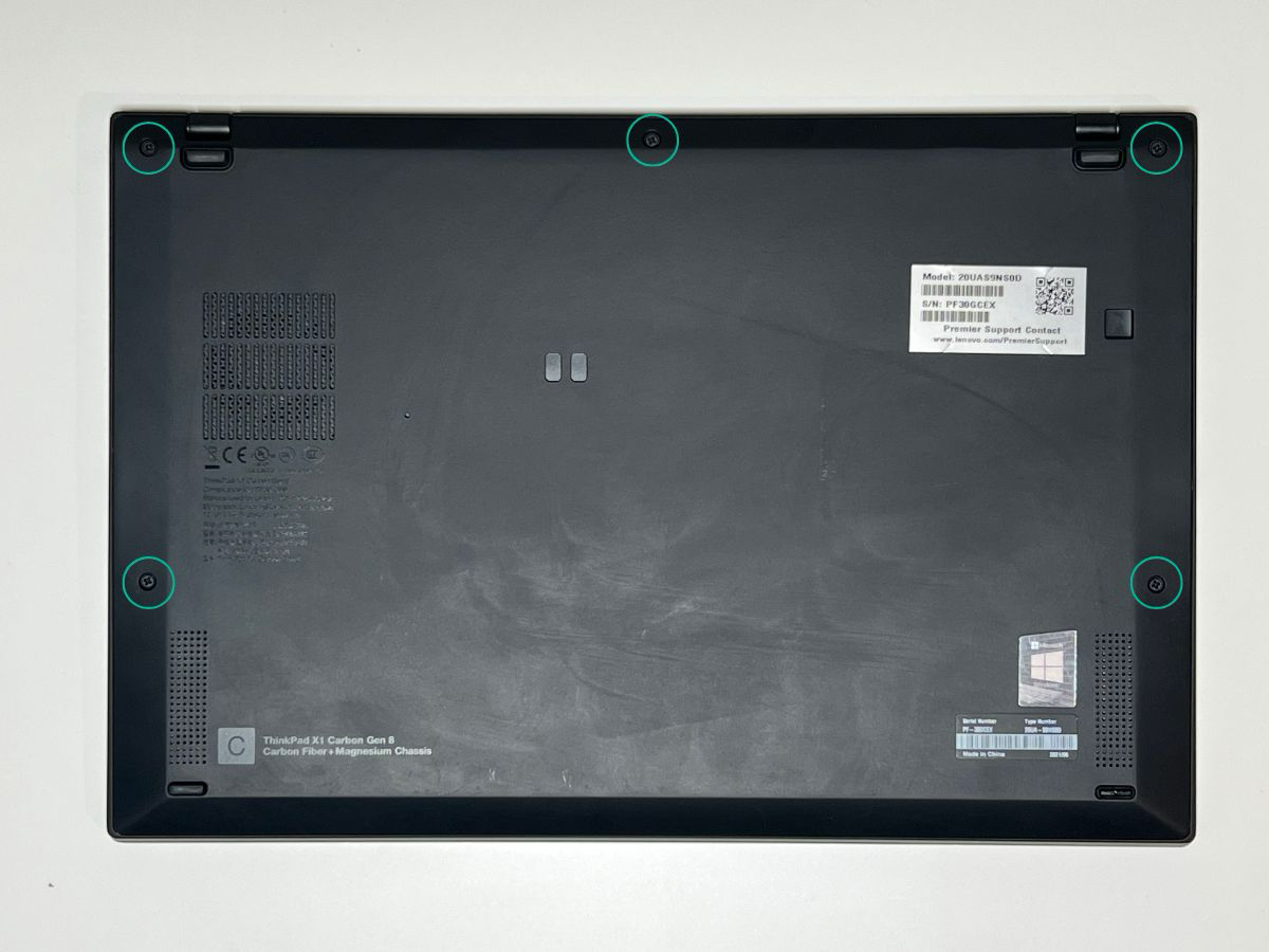 Lenovo Thinkpad Carbon X1 - Dolna klapa z zaznaczonymi miejscami do odkręcenia śrub. 