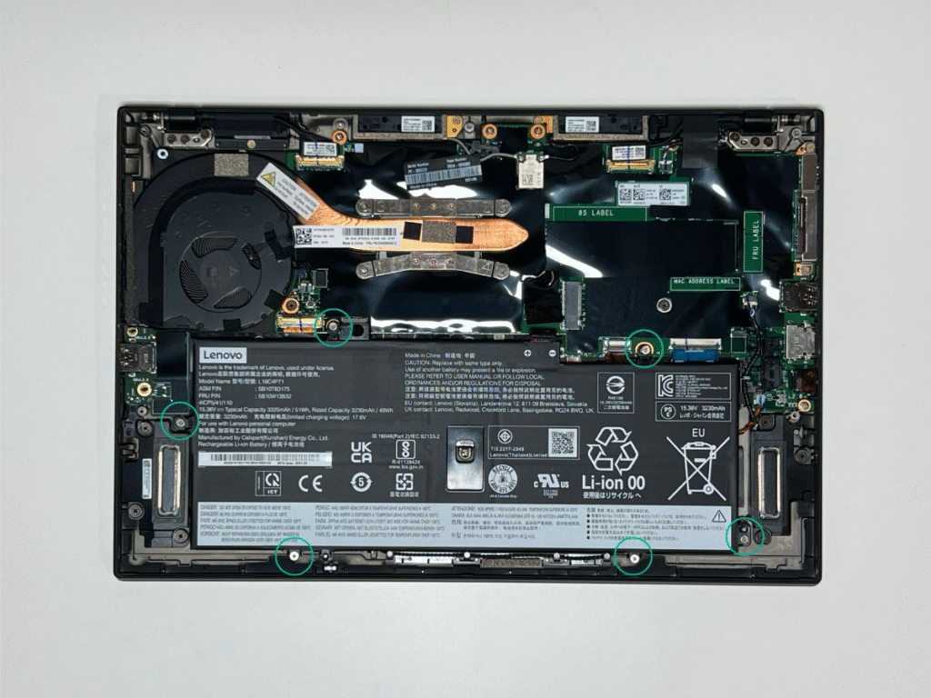 Lenovo Thinkpad Carbon X1 - Widok baterii w laptopie. Zaznaczone miejsce do odkręcenia śrub aby ją wyjąc. 