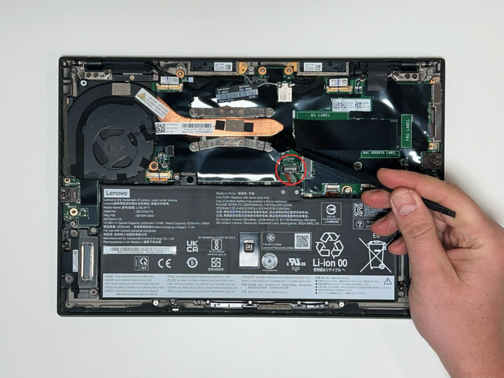 Lenovo Thinkpad Carbon X1 - Zaznaczone miejsce gdzie znajduje się wtyczka do odłączenia baterii. 