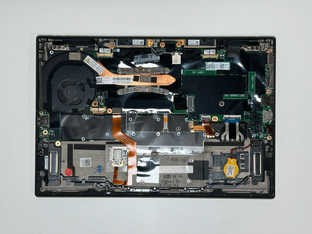 Lenovo Thinkad Carbon X1 - Zdjęcie laptopa z wyjętą baterią. 