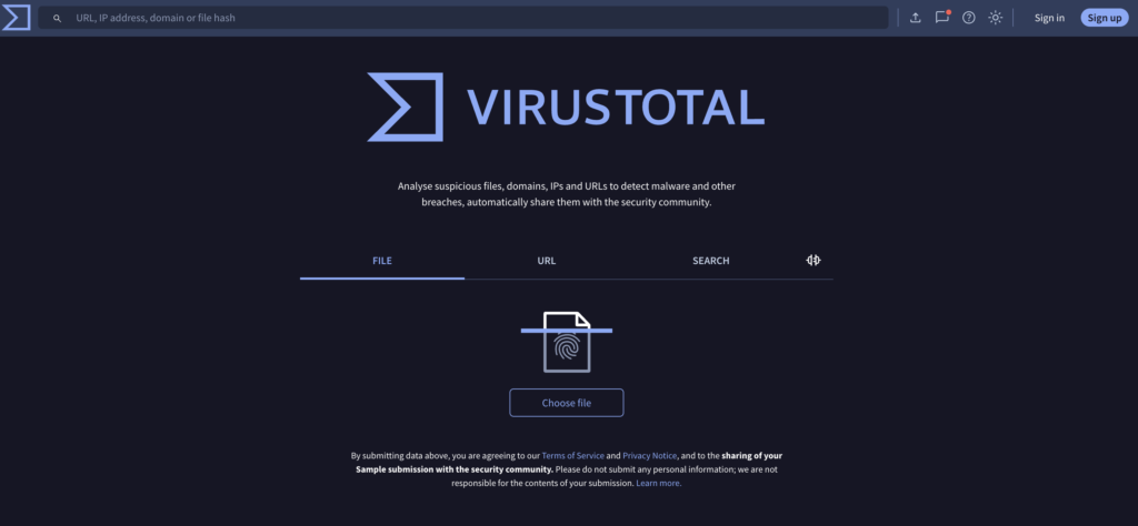 Zrzut ekranu strony głównej serwisu VirusTotal. Na ciemnym tle widnieje duże białe logo i napis "VIRUSTOTAL"
