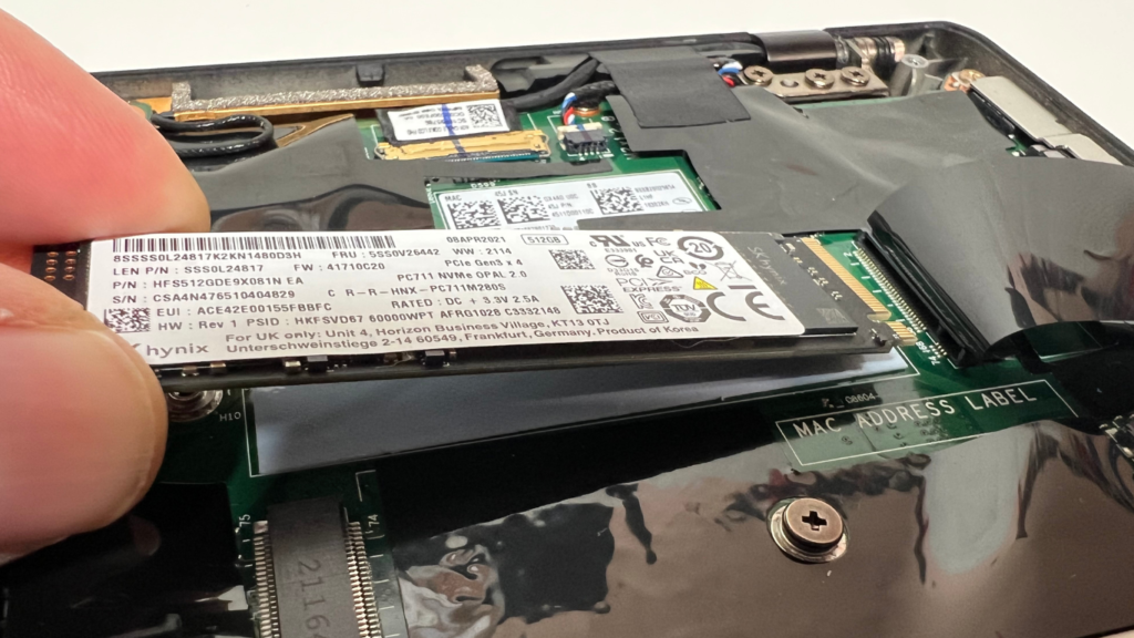 Zdjęcie pokazuje sposób montażu dusku SSD M2. Kąt ok. 20 stopni i montaż zgodny z wcięciem ( kluczem ). 