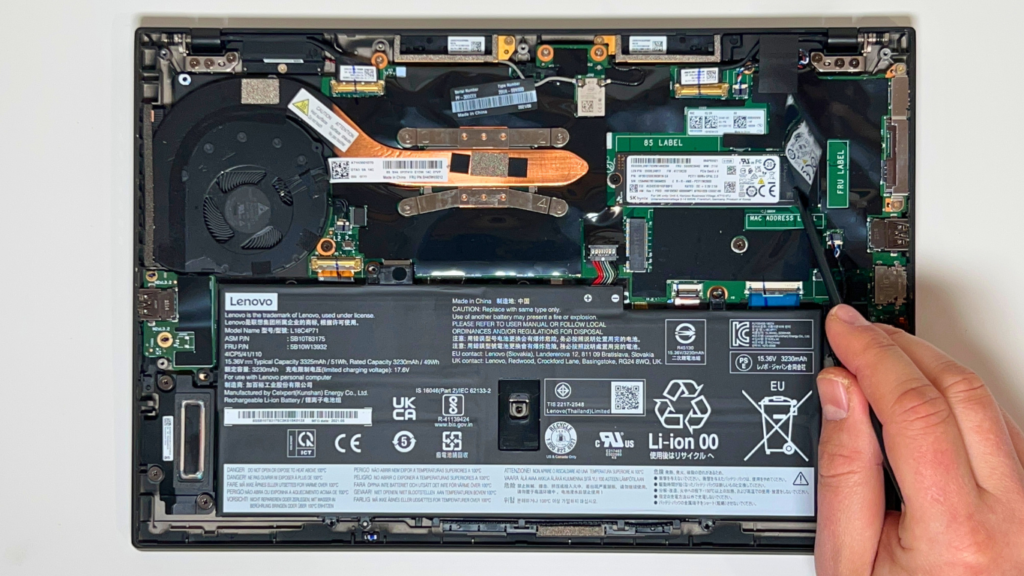 Zdjęcie przedstawia środek laptopa Lenovo Carbon X1 G8 ze wskazaniem gdzie znajduje się w nim dysk SSD. 
