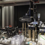 Stanowisko badawcze Project Silica z optyką Thorlabs do zapisu laserem femtosekundowym.