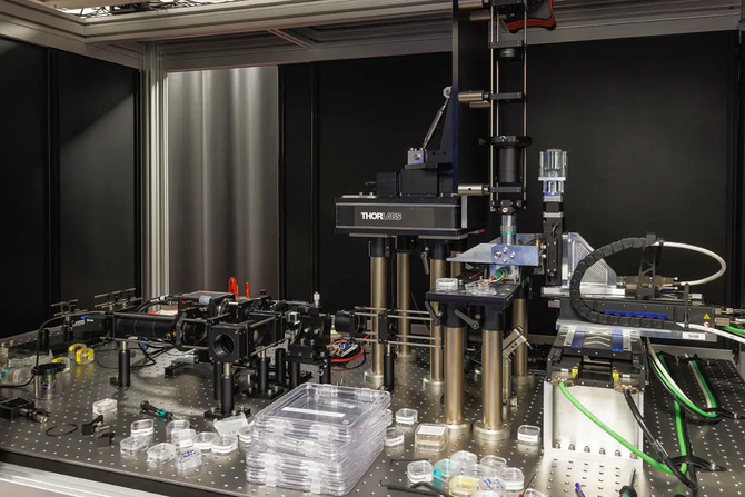 Stanowisko badawcze Project Silica z optyką Thorlabs do zapisu laserem femtosekundowym.