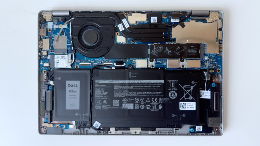 Widok wnętrza laptopa Dell Latitude 5320, widoczna bateria 63Wh, system chłodzenia z wentylatorem oraz gniazdo dysku SSD NVMe