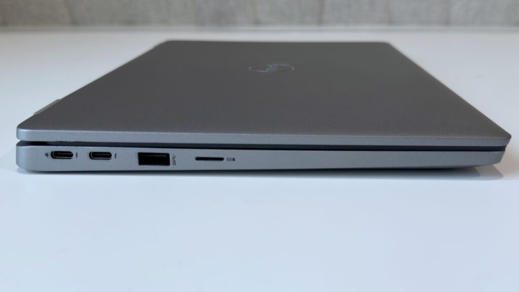 Boczny profil laptopa Dell Latitude 5320 z widocznymi dwoma portami USB-C Thunderbolt 4, portem USB 3.2 oraz czytnikiem kart micro SD. 