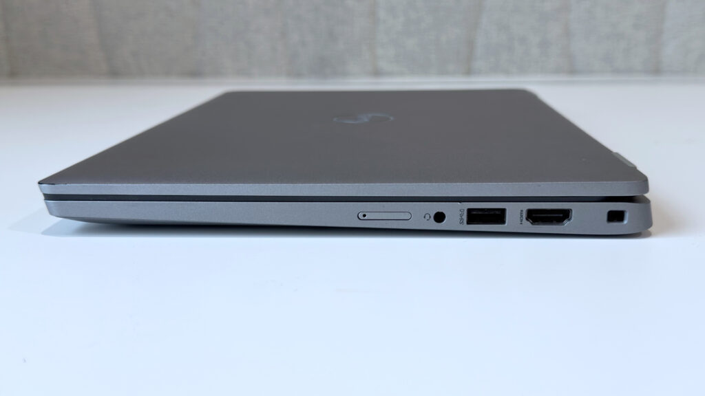 Prawy profil laptopa Dell Latitude 5320 z widocznym portem HDMI, USB 3.2, gniazdem audio jack oraz tacką na kartę SIM