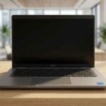 Laptop Dell Latitude 5420 na czystym tle, gotowy do pracy, widoczna klawiatura, gładzik i naklejka procesora Intel Core i5