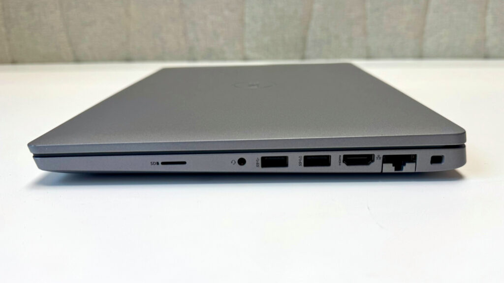 Prawy bok laptopa Dell Latitude 5420 z widocznymi portami Ethernet RJ-45, HDMI, dwoma USB 3.2 oraz czytnikiem kart microSD