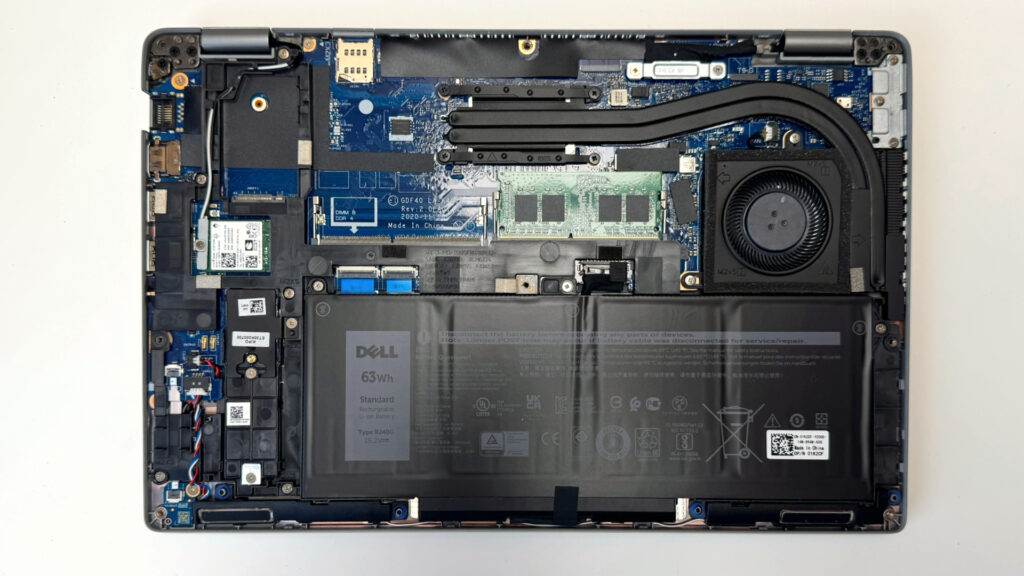 Wnętrze laptopa Dell Latitude 5420 z widocznymi dwoma slotami na pamięć RAM DDR4, baterią 63Wh i układem chłodzenia
