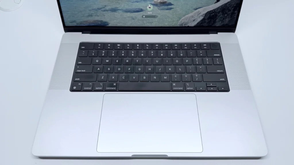 MacBook Pro 16 2021 – klawiatura i gładzik