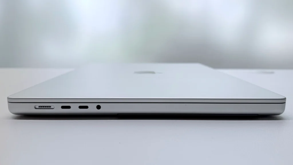 Porty po lewej stronie MacBooka Pro 16 A2485
