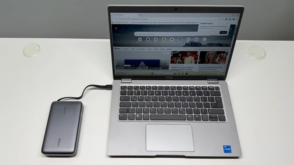 Powerbank UGREEN PB550 67 W podłączony do laptopa przez USB-C
