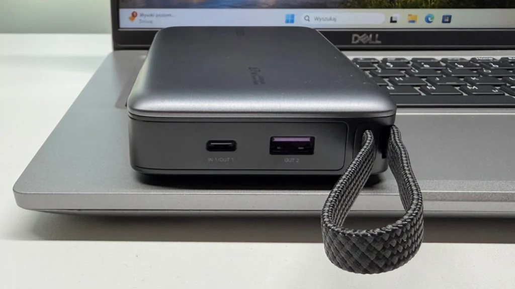Porty i wbudowany kabel USB-C powerbanku UGREEN PB550