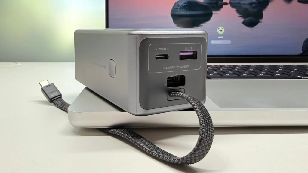 Porty i wbudowane przewody USB-C powerbanku UGREEN PB723