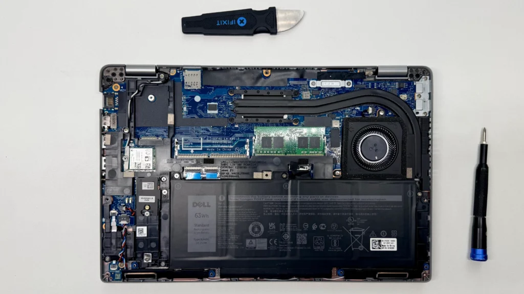 Wymiana wewnętrznej baterii w laptopie biznesowym Dell Latitude